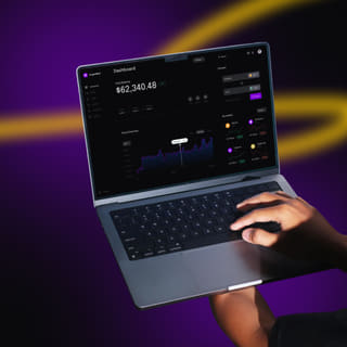 Su uno schermo di computer portatile è visualizzata la piattaforma di trading Cielo Marvento aperta